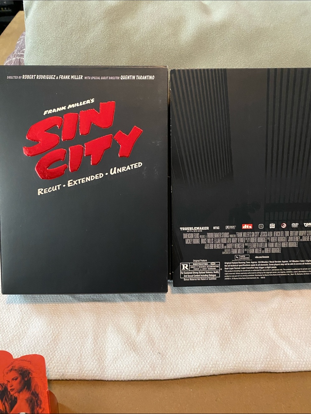 Frank Miller's Sin City Recut Extended Unrated DVD Set - Black & Red - Picture 3 of 5